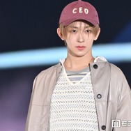 MAZZEL・NAOYA、笑顔封印ランウェイ キャップ×メッシュトップスが可愛い【ガルアワ2026SS】