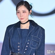 ファーストサマーウイカ、青髪チラリ個性派ヘア姿 スリットからのぞく美脚に「カッコいい」「SEXY」の声【ガルアワ2026SS】