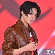 岩瀬洋志、唇拭うセクシー仕草にキュン ロングコートで抜群スタイル際立つ 【ガルアワ2026SS】