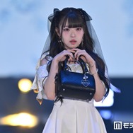 MINAMI、ミニ丈オフショルワンピで美肩＆美脚全開 大ぶりリボンハーフツインがキュート【ガルアワ2026SS】