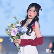 ≠ME鈴木瞳美、カーディガンから美肩チラ見せ リボンメイクがキュート【ガルアワ2026SS】