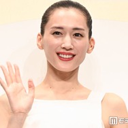 綾瀬はるか、美デコルテ輝くブラックドレス姿披露に「透明感がすごすぎて眩しい」「女神」と反響