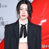 三吉彩花、へそピ目立つショート丈シャツコーデ マニッシュの中に柔らかさ選出【プラダを着た悪魔２】