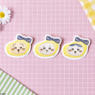 「ちいかわバナナプリンケーキ」8個入パッケージにはオリジナルステッカー