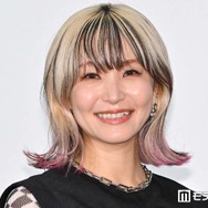 LiSA、レースタイツ×個性派コーデで美脚輝く「お洒落すぎる」「着こなし完璧」の声