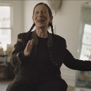 トレードマークは三つ編み、83歳の伝説的アーティストに迫る『メレディス・モンク 踊る声、歌う身体』公開決定