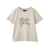 『プラダを着た悪魔』Stola.別注Tシャツ© 2025 20th Century Studios.