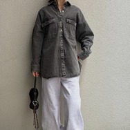 今、頼れる【デニムシャツジャケット】。グレーカラーなら、大人っぽさとカジュアル感を兼ね備えた雰囲気に【40代の毎日コーデ】