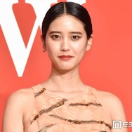 山崎紘菜、脚線美際立つアシメスカート姿に絶賛の声「ため息が出るほど美しい」「神スタイル」
