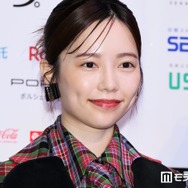 島崎遥香、前髪ぱっつんにチェンジ 美ウエストのぞくミニTコーデに「スタイル良すぎる」「雰囲気変わる」の声