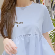 体型カバーと上品見えを両立する【GU】ペプラムトップス。華やかで上品なブルーは、着映え力が高く大人が試したいカラー【40代の毎日コーデ】