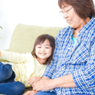 転んでしょんぼりする5歳の孫。70代の祖母が台所から持ってきた“もの”に「温かい気持ち」