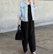 黒のワントーンを軽やかに彩る【デニムジャケット】。こなれて見える着こなしテクニックとは？【40代の毎日コーデ】