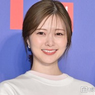 白石麻衣、変形スカートから色白美脚スラリ「大人可愛い」「女神級の美しさ」の声