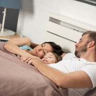 2LDKの親子「川の字」がもたらす、夫婦関係のひずみ。妻を誘っても冷たく手を払われる…「見えない結界」に苦しむ、夫の葛藤と孤独