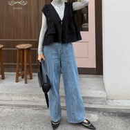 おしゃれを楽しみたい日にちょうどいい【フリルベスト】。シンプルコーデに遊び心を取り入れた春の着こなし【40代の毎日コーデ】