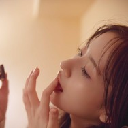 乃木坂46金川紗耶、ムード漂う部屋着カット 1st写真集先行カット第3弾公開【好きのグラデーション】