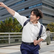 岡田准一、マック「プレミアムローストアイスコーヒー」新CMにサラリーマン役で登場 名曲「TOKIO」に乗せ華麗なステップ披露