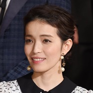 知念里奈、観劇に訪れた「95歳になるおばあちゃん」とのハグショット公開「お祖母様オシャレ」「素敵なお写真」と反響