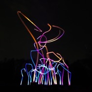チームラボ「風と共に踊る柱群」　(c) チームラボ
