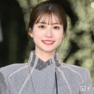 生見愛瑠、美脚輝くミニスカ私服ショット公開「脚長すぎる」「シンプルでスタイル際立つ」と反響