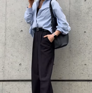 ブルーシャツ×ブラックワイドパンツが大人かっこいい。きれい見えとアクティブ感を両立する着こなし術【40代の毎日コーデ】