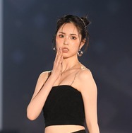 「今日好き」村谷はるな、ほっそりウエストのぞくチューブトップ姿 オールブラックコーデに「スタイルレベチ」「すべてが憧れ」と反響【サツコレ2026S/S】