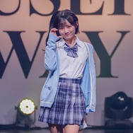 「今日好き」出身アイドル・瀬乃真帆子、美脚際立つミニ丈制服×編み込みヘアで闊歩「天使」「スタイル良すぎ」と反響【学生ランウェイ】