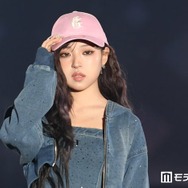 MINAMI、デニムミニワンピで美脚披露 キャップ×スニーカーでスポーティーな装い【サツコレ2026S/S】