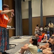 グローバル教育担当松本スタッフ（左）と子供たち（2025年中野区対面会場）(c)WorldVision