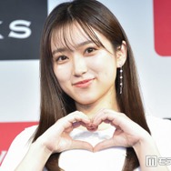 矢吹奈子、美脚際立つデニムミニスカコーデ披露「透明感すごい」「スタイル抜群」と反響