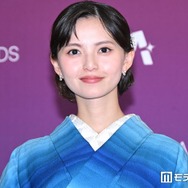 齋藤飛鳥、鮮やかブルーの着物で登場 上品な佇まいで魅せる【クランチロール・アニメアワード2026】