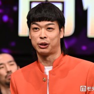 バッテリィズ・エース、父親が「カッコ良すぎて父親界のエース」M-1準優勝芸人公開の顔出しショットが話題「似てる」「渋くておしゃれでイケオジ」