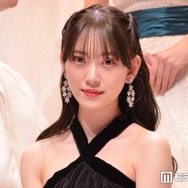 堀未央奈、ベアトップ×“超ミニ”ボトムで美脚全開「デコルテが眩しい」「お人形さんみたい」と反響