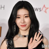 ITZYチェリョン、美脚際立つミニスカ制服姿披露「脚が綺麗」「違和感ゼロ」