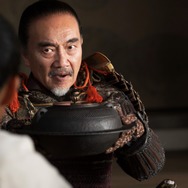 竹中直人が狂演！信長を二度も裏切った悪人・松永久秀と名器「平蜘蛛」をめぐる通説【NHK大河『豊臣兄弟！』20話】
