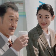 吉田鋼太郎＆八木莉可子、ファミマ新CMで初の先輩・後輩役 コミカルな掛け合い披露