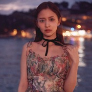 乃木坂46金川紗耶、花柄ドレスで儚さ魅せる 1st写真集4種の裏表紙公開【好きのグラデーション】