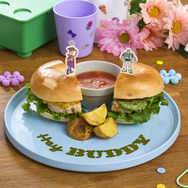 【前期】＜ウッディ＆バズ＞久しぶりだな、相棒バーガー© Disney/Pixar