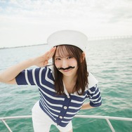 日向坂46藤嶌果歩、マリンルック＆付け髭で船長に 1st写真集先行カット第5弾解禁