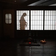 何かがいる「ホラーにふれる展 －映画美術の世界－」