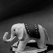 1880年に作られた世界初のぬいぐるみ玩具“ゾウの針刺し”