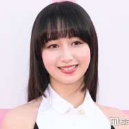 Cocomi、ミニスカから美脚スラリ 愛犬とのお出かけショットに絶賛の声「圧巻の脚線美」「映画のワンシーンみたい」