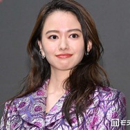 山本舞香、ピンク髪披露「出逢って10年」人気モデルとの思い出ショットに「アニメキャラみたい」「似合ってます」の声
