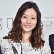 足立梨花、結婚3周年記念で結婚式ショット公開「美しすぎます」「絵になる」