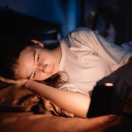 疲れているのに寝つけない、頭が休まらない…そんな日々のモヤモヤを整える「夜のAI習慣」って？【脳科学者がくわしく解説】