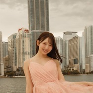 日向坂46藤嶌果歩、海上でピンクドレス着こなし微笑む 1st写真集先行カット第15弾解禁【果実の歩幅】【果実の歩幅】