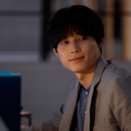 【告白－25年目の秘密－ 第1話】爽太（松村北斗）、麻里子（岡崎紗絵）に初めて声をかける 当たり前の日常がスリリングに一変