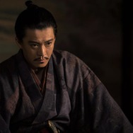 大河「豊臣兄弟！」信長役・小栗旬、平手打ち・ドロップキック…迫力アクションに視聴者震撼「まるでクローズZERO」「怖すぎる」