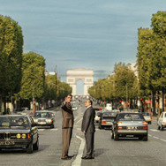 『新凱旋門物語』©2025 AGAT FILMS, LE PACTE　photo Julien Panie